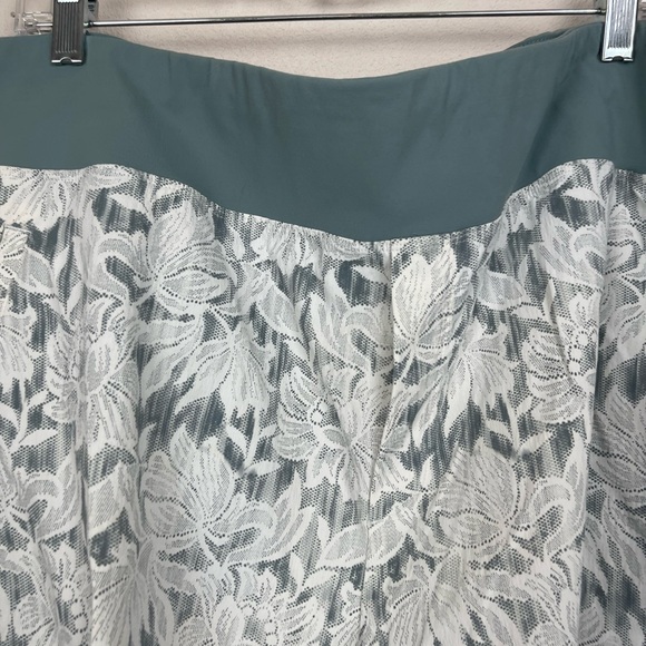 NWT Athleta Trekkie North Athletic Shorts | Ethereal Bloom Magnolia White | 22 - Picture 6 of 11